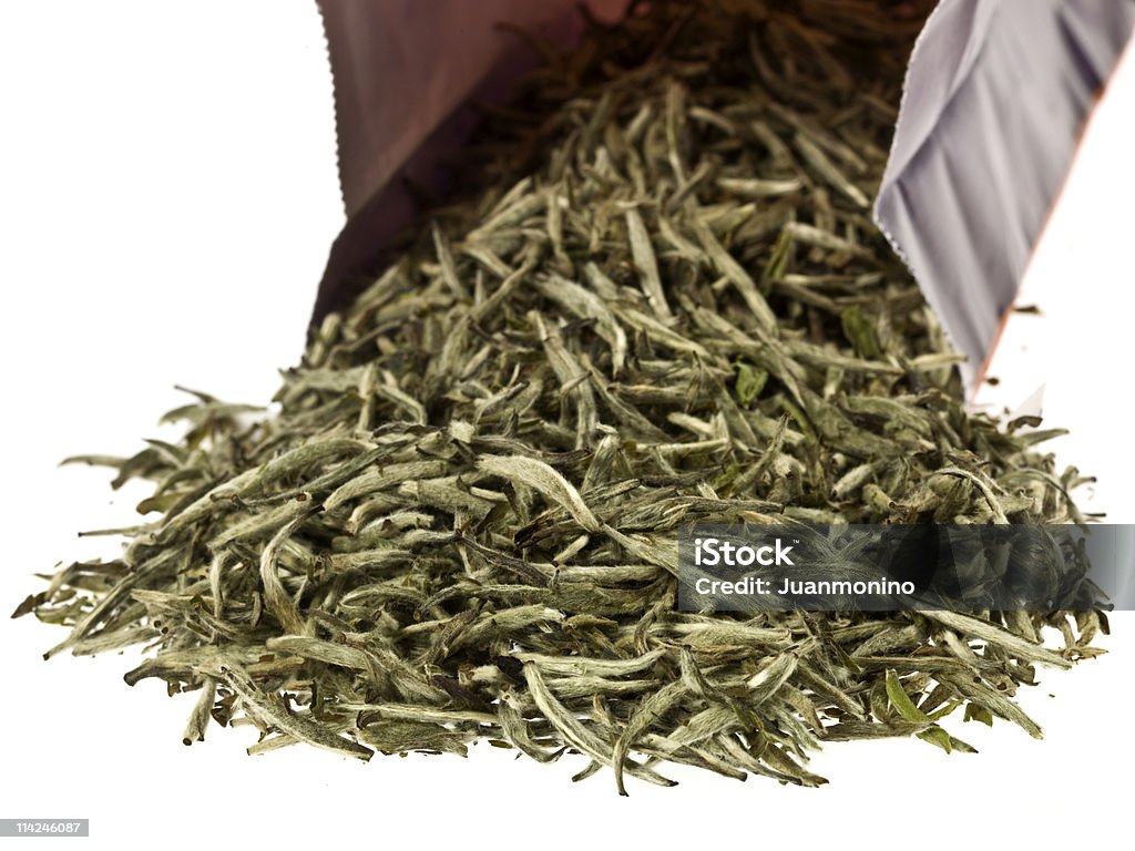 Plata fina blanco hojas de té - Foto de stock de Té blanco libre de derechos