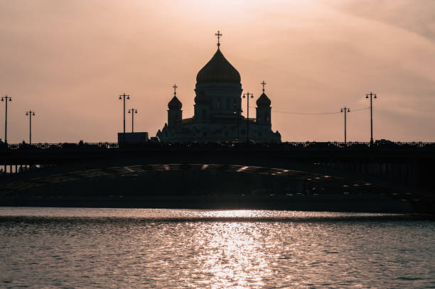 silhouette of cathedral of christ the saviour and bridge over moskva river - patriarchal cross imagens e fotografias de stock