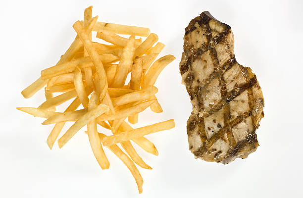 высокое определение меч-рыбы на гриле стейк и картофель фри - tuna steak grilled tuna food стоковые фото и изображения