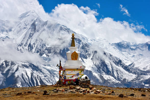 gamma annapurna e stupa buddista - annapurna range foto e immagini stock