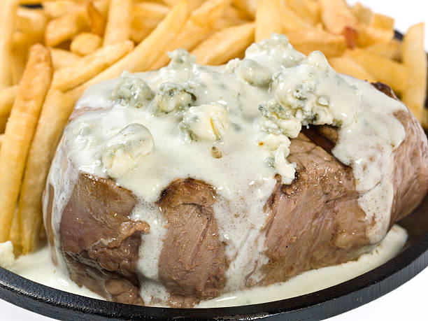 ser gorgonzola sos śmietanowy wołowiny filet (rozwinięty - filet mignon fillet steak dinner zdjęcia i obrazy z banku zdjęć