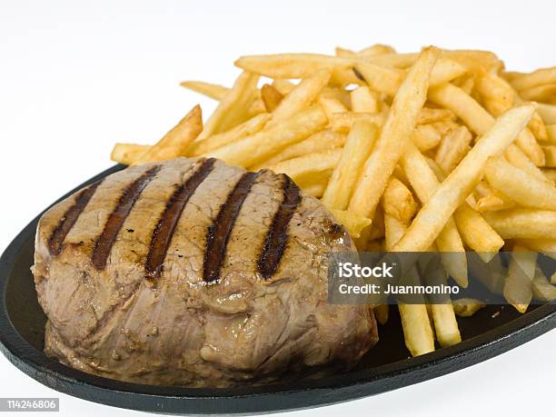 Foto de Filé De Carne Bovina Grelhado Com Fritas e mais fotos de stock de Almoço - Almoço, Assado na Panela, Batata Frita