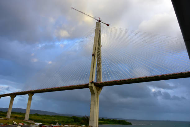 die atlantikbrücke, eingang zum panamakanal - gatun stock-fotos und bilder