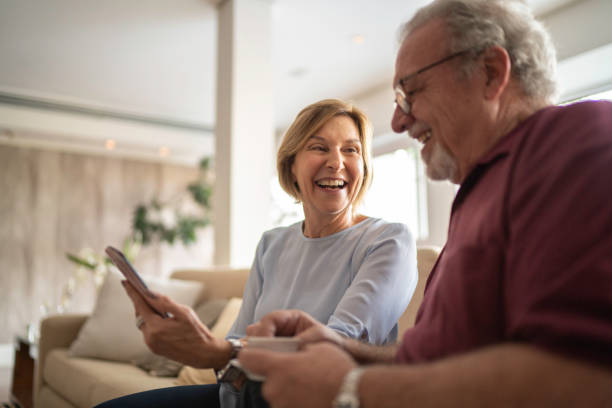 seniorenpaar kaffee trinken und mit handy - discussion mature adult senior adult couple stock-fotos und bilder