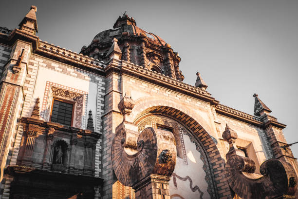 une église à queretaro, mexique - queretaro city photos et images de collection