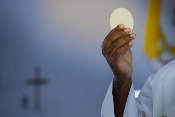 holy communion in church. priest celebrate mass at the church. feast of corpus christi. - consecrated imagens e fotografias de stock