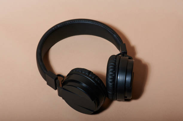 istock Isometric view on black headphones 1142472106