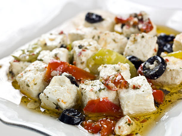 appetithäppchen von feta-käse, oliven und paprikaschoten - antipasto salad pepperoncini cheese stock-fotos und bilder