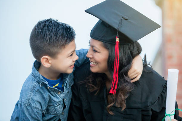 гордый сын мать окончания - mortar board child female people стоковые фото и изображения