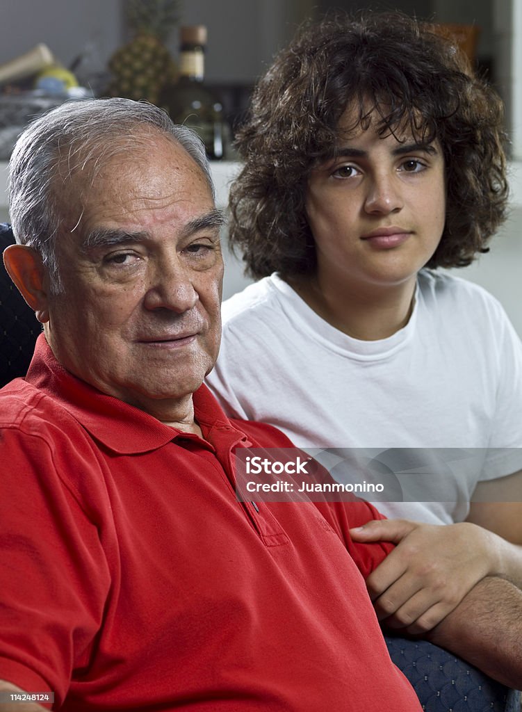 Hispanic nonno con suo nipote - Foto stock royalty-free di 14-15 anni