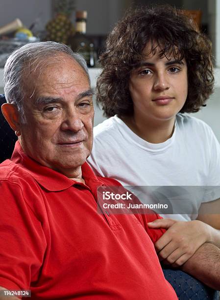 Hispanic Nonno Con Suo Nipote - Fotografie stock e altre immagini di 14-15 anni - 14-15 anni, 16-17 anni, 70-79 anni