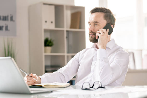 istock Consulting by phone 1142481563