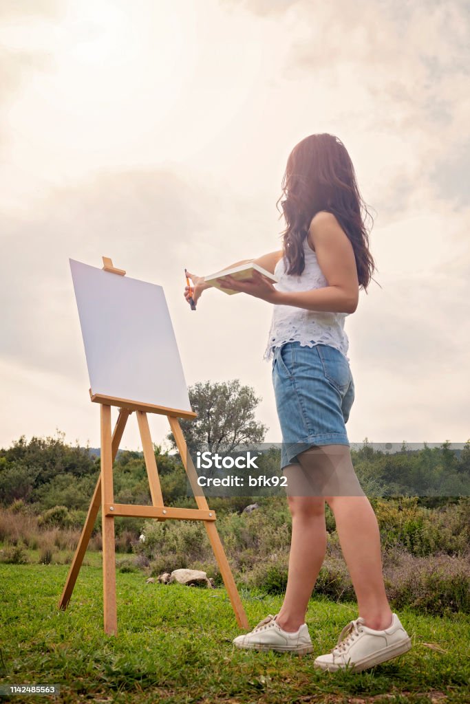 Nữ Nghệ Sĩ Trẻ Tài Năng Vẽ Phong Cảnh Ngoài Trời Hình ảnh Sẵn có - Tải  xuống Hình ảnh Ngay bây giờ - Bãi cỏ - Đất canh tác, Chỉ có