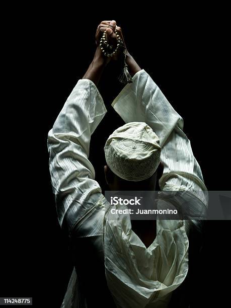 イスラム持つ男性数珠 - アフリカ民族のストックフォトや画像を多数ご用意 - アフリカ民族, アフリカ系アメリカ人, クーフィ