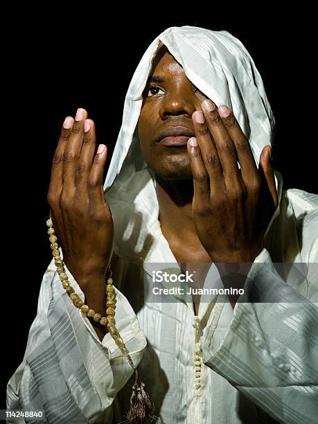 Sudańczyk Muzułmanów Człowiek Modlić Się - zdjęcia stockowe i więcej obrazów 20-29 lat - 20-29 lat, Afroamerykanin, Afrykanin
