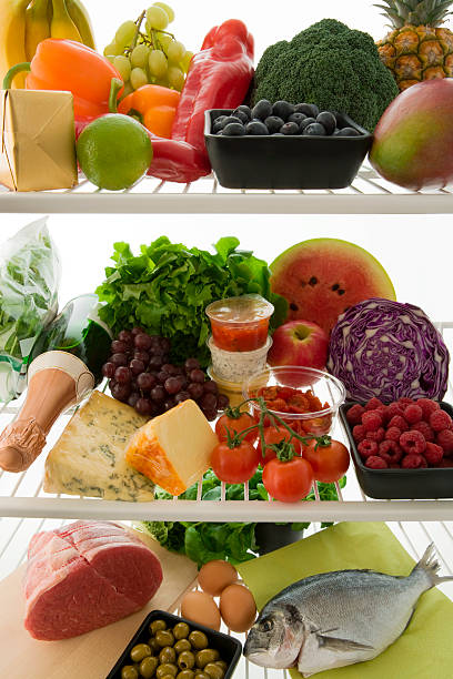 здоровое питание в холодильнике - refrigerator healthy eating mango fruit стоковые фото и изображения