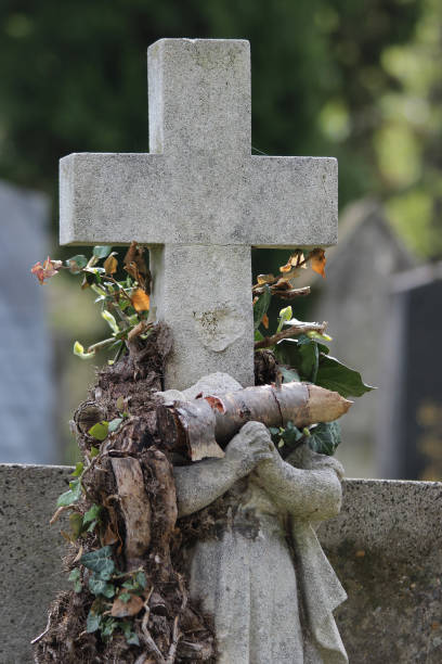 istock Tomb cross with tafel 1142489918