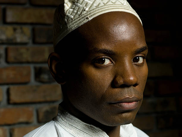 молодые африканские мусульманских человек - kufi стоковые фото и изображения