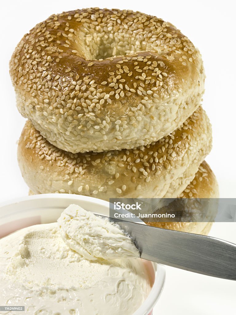Sesam-Bagels mit Frischkäse und - Lizenzfrei Bagel Stock-Foto