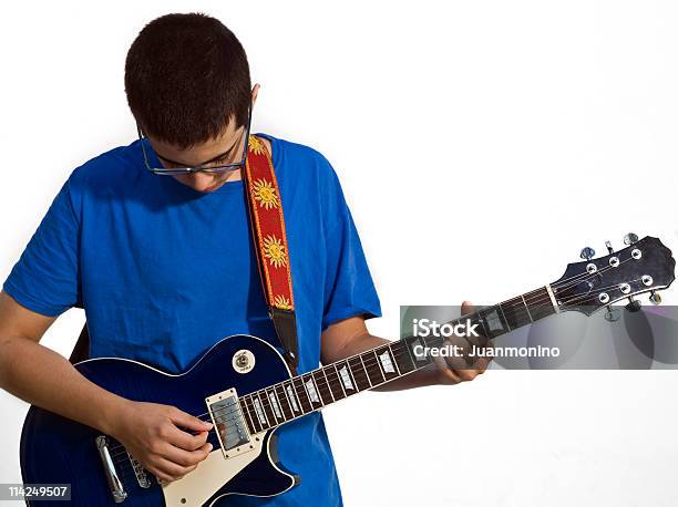 Giovane Chitarrista - Fotografie stock e altre immagini di Chitarra - Chitarra, Giocare, Giochi per bambini