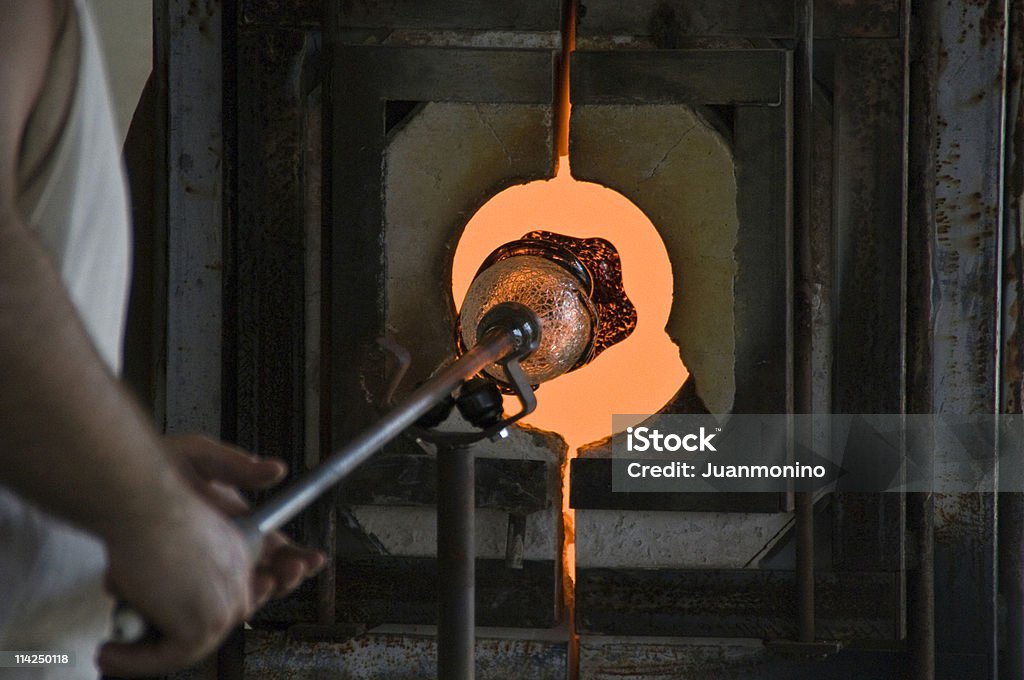 Una imagen de la creación de una empresa de vidrio - Foto de stock de Soplador de vidrio libre de derechos