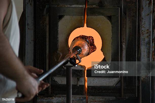 Una Imagen De La Creación De Una Empresa De Vidrio Foto de stock y más banco de imágenes de Soplador de vidrio - Soplador de vidrio, Isla de Murano, Cristal - Material