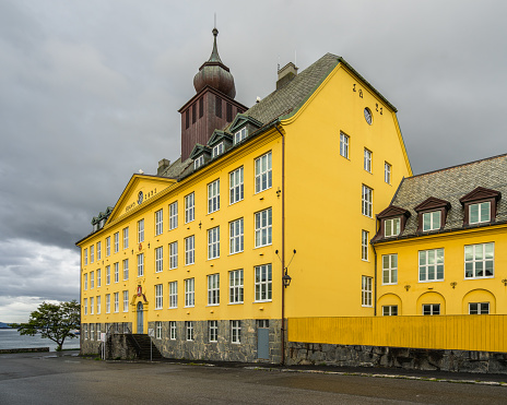 La escuela Aspoy, uno de los edificios más históricos de Alesund, construido en 1922 en estilo nórdico neo-barroco, Noruega photo