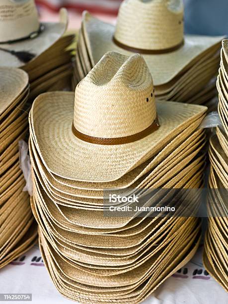 Chapéus De Cowboy - Fotografias de stock e mais imagens de Ao Ar Livre - Ao Ar Livre, Cena Não Urbana, Cenário