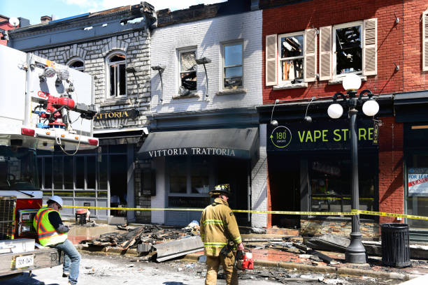 incendio edificios patrimoniales dañados en ottawa byward market - city urban scene canada commercial land vehicle fotografías e imágenes de stock