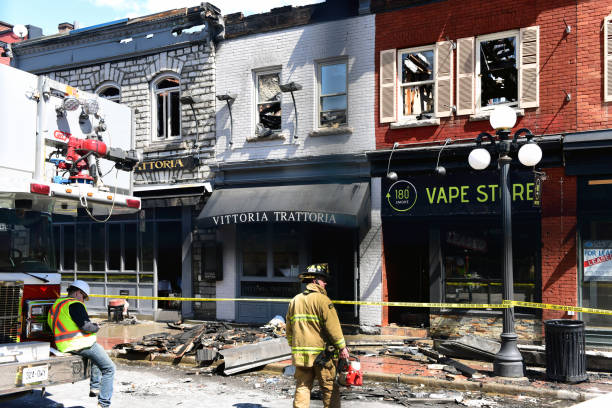 incêndio edifícios património danificado em ottawa byward mercado - city urban scene canada commercial land vehicle - fotografias e filmes do acervo