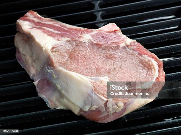 Foto de Raw Costeleta De Vitela e mais fotos de stock de Carne - Carne, Carne Branca, Comida