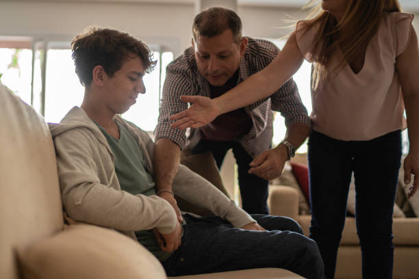 matriz que pede o filho para dar-lhe seu smartphone - couple dependency standing men - fotografias e filmes do acervo