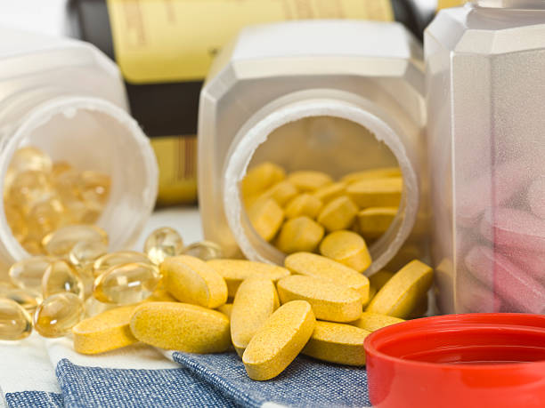 ассорти витамин таблетки - vitamin a vitamin b complex pill bottle medicine стоковые фото и изображения