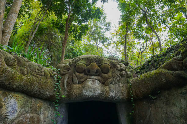 małpa las główne wejście, ubud bali indonezja - statue and animal moss root asia zdjęcia i obrazy z banku zdjęć