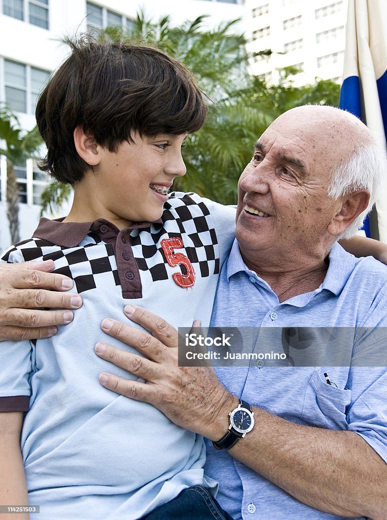 Caucásicos abuelo y a su nieto - Foto de stock de 10-11 años libre de derechos