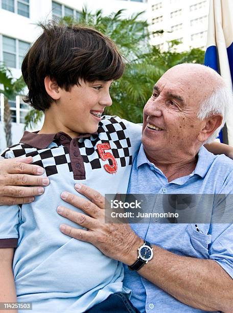 Caucasianos Avô Com Seu Neto - Fotografias de stock e mais imagens de 10-11 Anos - 10-11 Anos, 70 anos, Abraçar