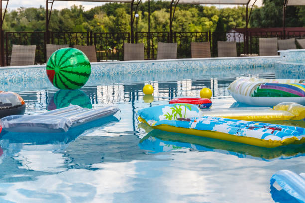 actividades inflables de agua, pelotas, colchones, círculos, tubos flotan en el agua en la piscina. - water park resort swimming pool public swimming pool beach ball fotografías e imágenes de stock