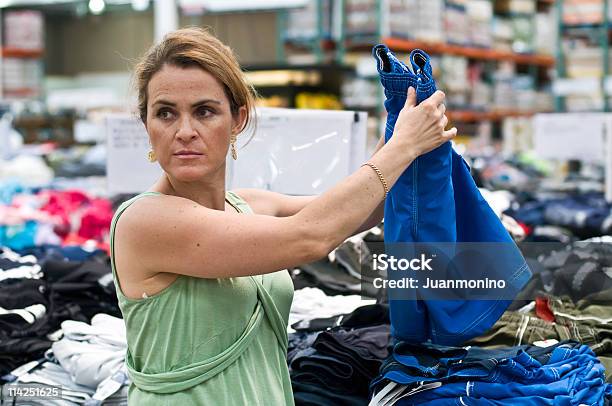 Foto de Sale Tempo e mais fotos de stock de Loja de artigos de segunda mão - Loja de artigos de segunda mão, Mulheres Maduras, 40-49 anos