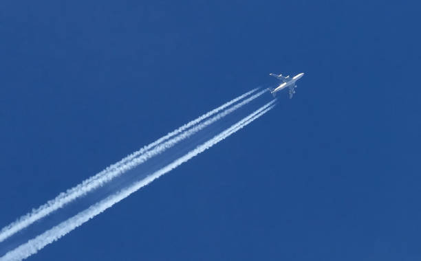 flugzeug fliegt am himmel - boeing 747 stock-fotos und bilder
