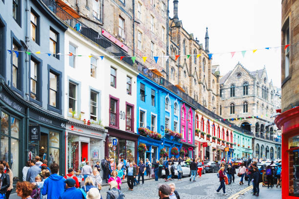 farbenfrohe straße mit geschäften edinburgh old town - old town stock-fotos und bilder