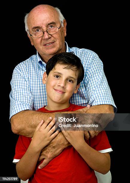 Kaukaski Stojący Z Jego Wnuk - zdjęcia stockowe i więcej obrazów Dziadek - Dziadek, Czarne tło, Dziecko
