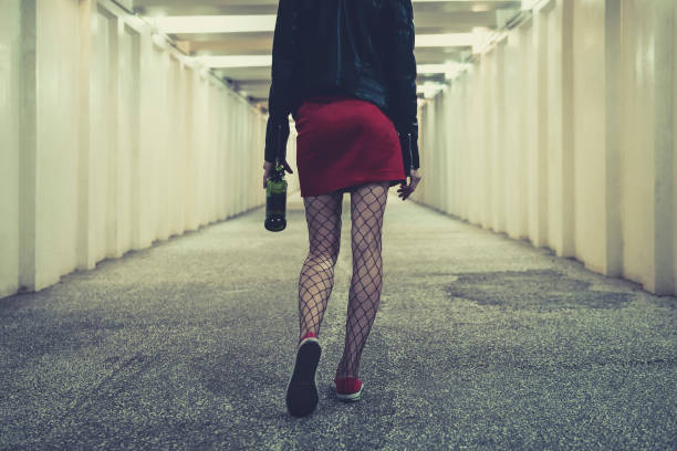 под юбкой пьяной бабы Пьяная Девушка Идет С Походкой Алкоголика Идущего По Туннелю Держа В Руке Зеленую Бутылку Виски — стоковые фотографии и другие картинки Алкоголь - напиток - iStock