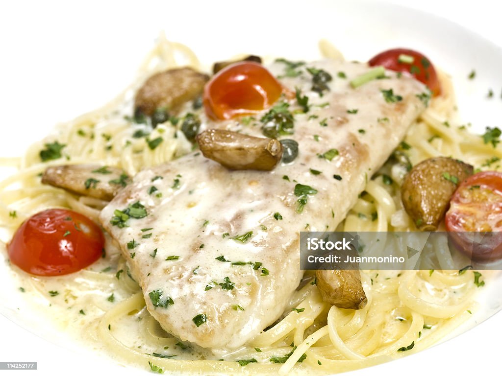 Fillet of fish über spaghetti alfredo - Lizenzfrei Angebraten Stock-Foto