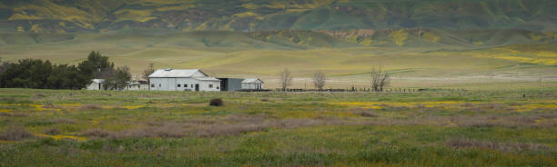 istock Barn house in Carrizo Plain 1142525261