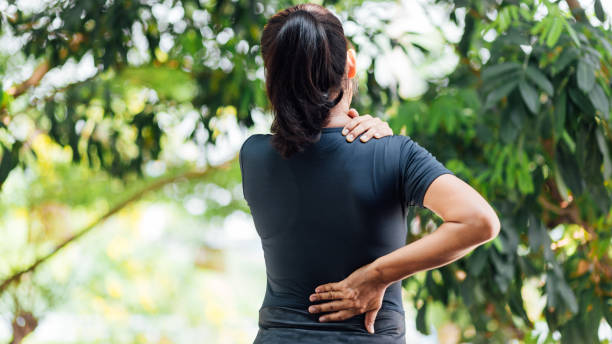 giovani donne asiatiche con mal di schiena, concetto di assistenza sanitaria - backache foto e immagini stock