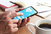 online-healthcare-app-auf-smartphone-bil