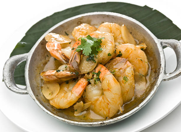 aglio gamberetti conditi con olio e limone (gambas al ajillo - ajillo foto e immagini stock