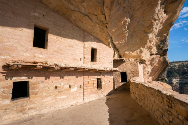 maison de balcon, une ancienne falaise de puebloan (anasazi) qui a été habitée jusqu’au xiiie siècle, parc national de mesa verde, colorado, états-unis - american culture usa history anasazi photos et images de collection