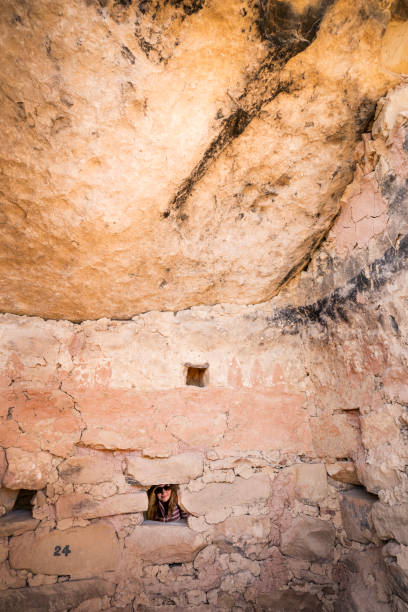 adolescent explorant le logement de falaise de maison de balcon - ancient pueblo peoples photos et images de collection
