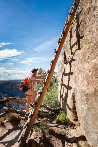 cliambing une échelle de 32 ft à mesa verde - ancient pueblo peoples photos et images de collection